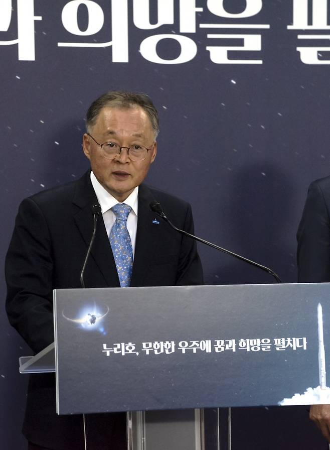 이상률 항공우주연구원장이 25일 전남 고흥 나로우주센터에서 누리호 3차 발사 결과 브리핑을 하고 있다.  



과기정통부는 국내 우주 수송 능력을 확보하기 위해 독자 개발한 누리호 3차 발사가 성공적했다고 밝혔다. 항공우주연구원 제공