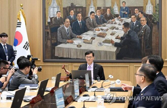 이창용 한국은행 총재가 25일 서울 중구 한국은행에서 열린 금융통화위원회에서 의사봉을 두드리고 있다. 연합뉴스