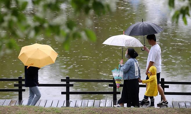 어린이날 연휴를 하루 앞둔 4일 전남 담양 관방제림에서 시민들이 우산을 쓰고 산책하고 있다. 연합뉴스