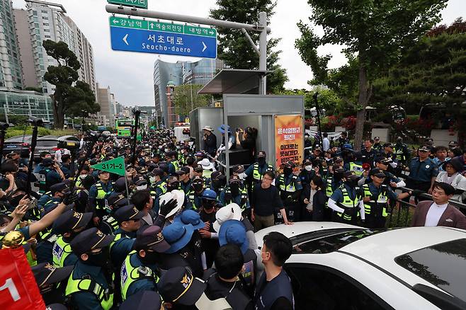 ‘비정규직 이제그만 공통투쟁’과 민주노총 금속노조 비정규직 노동자들이 25일 저녁 서울 서초구 대법원 앞에서 불법파견 사용자 엄정 처벌과 조속한 대법원 판결을 요구하면 야간문화제를 하려고 하자, 경찰이 제지하고 있다. 백소아 기자