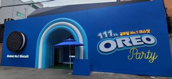 오레오 상자를 떠올리게 만드는 팝업스토어 외관. 사진 쿠킹