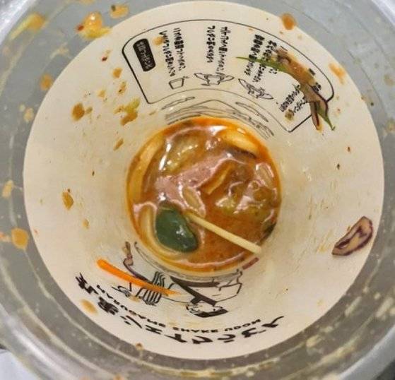 컵 우동 제품에서 발견된 개구리의 모습. 사진 SNS 갈무리