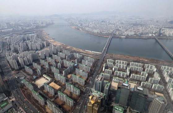 서울 아파트값이 13개월 만에 반등에 성공했다. 사진은 서울 송파구 롯데월드타워 전망대 '서울스카이'에서 바라본 잠실주공5단지 일대. 연합뉴스