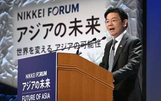 로렌스 웡 싱가포르 부총리 겸 재무장관이 25일 일본 도쿄 데이코쿠 호텔에서 열린 '아시아의 미래' 국제 컨퍼런스에서 기조 연설을 하고 있다. 사진 니혼게이자이신문