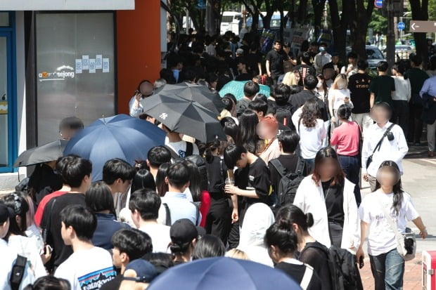지난 17일 서울 광진구 세종대학교에서 열린 2023학년도 세종대학교 대동제 '해피세종데이'에서 학생들이 공연관람을 위해 학교 밖까지 길게 줄지어 서 있다. /사진=뉴스1