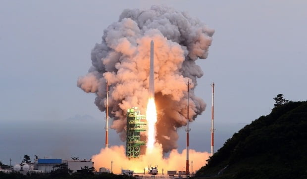 한국형 우주발사체 누리호(KSLV-Ⅱ)가 25일 오후 전남 고흥군 나로우주센터에서 발사되고 있다.  사진=뉴스1