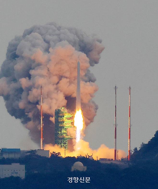 한국형 발사체 누리호(KSLV-Ⅱ) 25일 전남 고흥 나로우주센터에서 발사되고 있다. 3차 발사된 누리호는 지난 2차 발사 때와 외형·기계적 성능이 같으며 8기의 위성을 싣고 우주로 향했다. 조태형 기자
