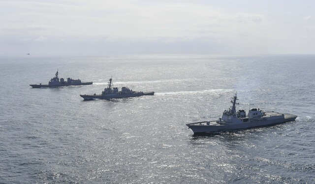 한ㆍ미 해군과 일본 해상자위대 이지스구축함이 지난 4월 17일 동해 공해상에서 고도화되고 있는 북한의 핵미사일 위협에 대응하기 위한 한미일 해상 미사일 방어훈련을 하고 있다. 해군본부 제공