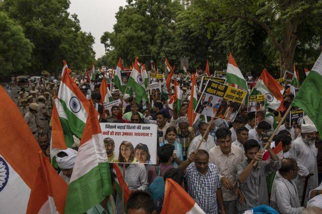 인도 여성 레슬링 선수 지지자들이 지난 23일(현지시간) 뉴델리의 한 거리에서 미성년자 선수들을 성추행한 혐의를 받는 브리즈 부샨 샤란 싱 인도 레슬링 연맹 회장에 항의해 시위하고 있다. AP연합뉴스