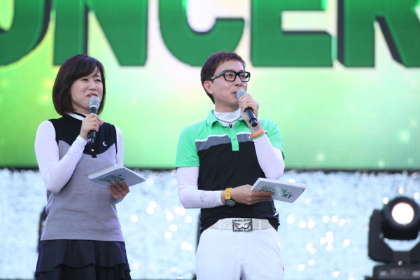경기도 파주 서원밸리에서 열린 그린콘서트에서 사회를 보고 있는 이종현(오른쪽) 총감독과 방송인 박미선씨.   서원밸리 제공