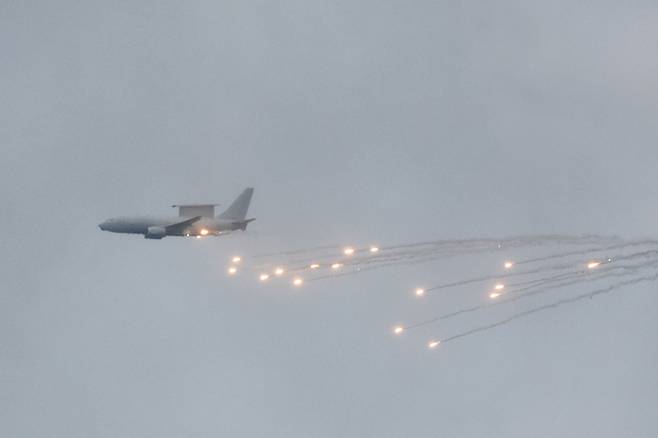 사진은 E-737(피스아이) 공중조기경보통제기가 훈련장 상공에서 플레어를 발사하는 장면. [사진제공=국방부]