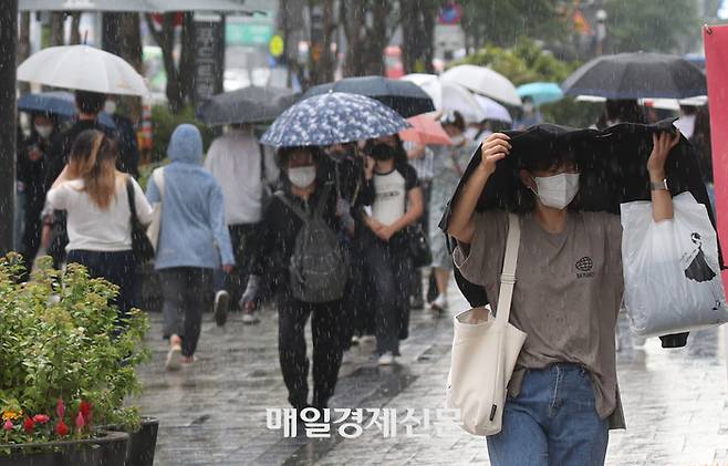 서울 강남대로에서 갑자기 쏟아진 소나기에 우산을 준비못한 시민들이 발걸음을 재촉하고 있다.  [이승환 기자]