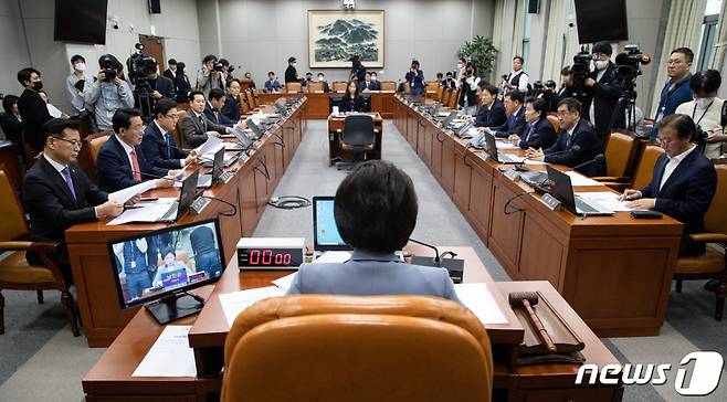 남인순 국회 정치개혁특별위원장이 지난달 22일 서울 여의도 국회에서 열린 제404회 국회(임시회) 정치개혁특별위원회 제6차 전체회의를 주재하고 있다. 정치개혁특별위원회는 이날 전체회의에서 현행 국회의원 300석 유지를 전제로 하는 국회의원 선거제도 개선에 관한 결의안을 의결했다./사진=뉴스1