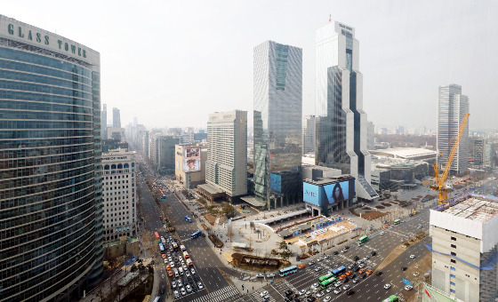 25일 상업용 부동산 전문기업 '부동산플래닛'의 한국산업단지공단 지식산업센터 현황(20203년 3월 말 기준)과 국토교통부 실거래가 자료(4월15일 기준) 분석에 따르면 올해 1분기 전국 지식산업센터 매매거래량과 거래 가격에서 수도권과 비수도권의 차이가 뚜렷한 것으로 나타났다. 직전 분기 대비 수도권 매매거래량은 16.8%, 거래금액은 3.1% 증가한 반면 비수도권은 오히려 감소했다. /사진=뉴시스