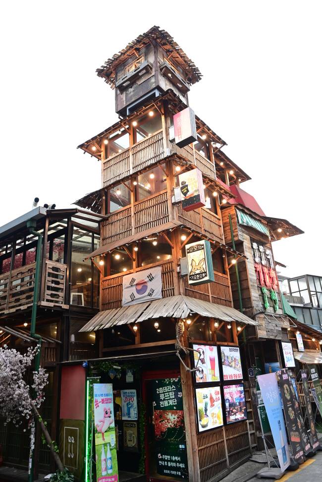 지브리 애니메이션에 나올 것 같은 외관의 일본 선술집 ‘모모의 기묘한 모험’.