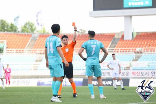 지난 20일 성남 FC와 K리그2 경기에서 레드카드를 받는 가브리엘(오른쪽). 한국프로축구연맹 제공