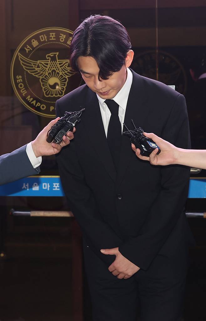 마약 투약 혐의를 받고 있는 배우 유아인이 24일 구속영장이 기각된 뒤 서울 마포경찰서를 나서며 고개를 숙이고 있다. [연합]