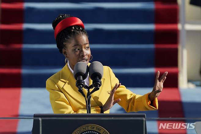 [AP/뉴시스] 플로리다주에서 어린이들이 읽는 것을 금지한 바이든 취임식 축시를  2021년 1월 20일 취임식에서 어맨다 고먼이 낭송하고 있는 모습.(AP자료사진). 202305.25.