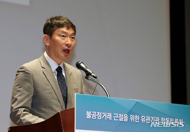 [서울=뉴시스] 고승민 기자 = 이복현 금융감독원장이 23일 서울 여의도 한국거래소에서 열린 불공정거래 근절을 위한 유관기관 합동토론회에서 모두발언하고 있다. 2023.05.23. kkssmm99@newsis.com