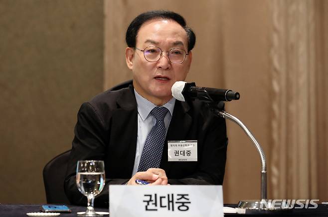 [서울=뉴시스] 조성우 기자 = 25일 오전 서울 중구 롯데호텔서울에서 열린 제5회 뉴시스 건설부동산포럼 세션2 종합토론에서 좌장을 맡은 권대중 명지대학교 부동산학과 교수가 발언하고 있다. 2023.05.25. xconfind@newsis.com