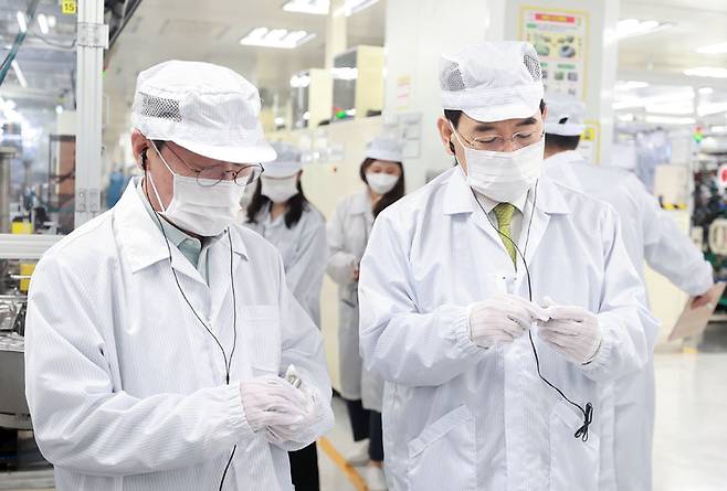 [청주=뉴시스] 이창양 산업통상자원부 장관이 25일 충북 청주시 LG에너지솔루션 오창공장 현장을 찾았다. (사진=산업통상자원부 제공) *재판매 및 DB 금지