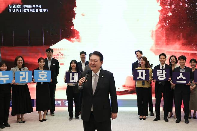 [서울=뉴시스] 윤석열 대통령이 25일 오후 서울 용산 대통령실 청사에서 한국형 발사체 누리호(KSLV-Ⅱ)의 3차 발사를 시청한 뒤 전남 고흥 나로우주센터와 영상통화하고 있다. (사진=대통령실 제공) 2023.05.25. photo@newsis.com *재판매 및 DB 금지