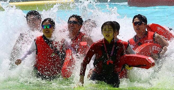 수상안전요원들이 인공파도를 맞으며 체력훈련을 하고 있다.