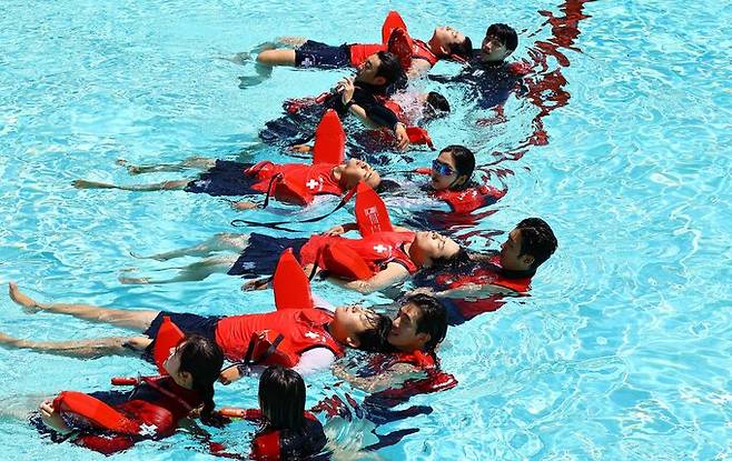 인명구조훈련중인 수상안전요원들.