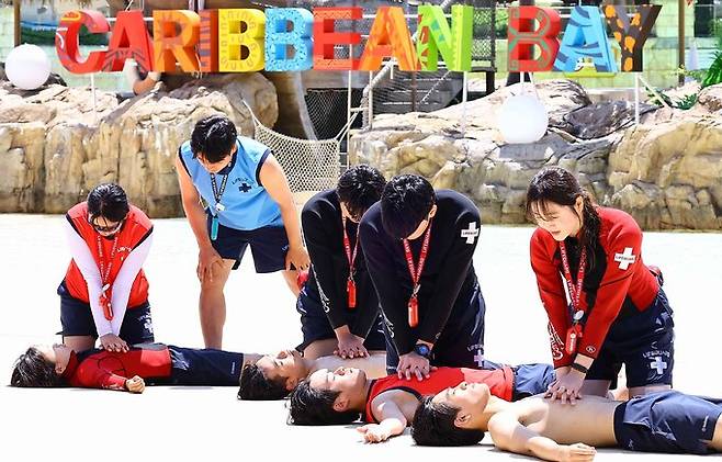 캐리비언 베이 수상안전요원들이 심폐소생술 실습을 하고 있다.