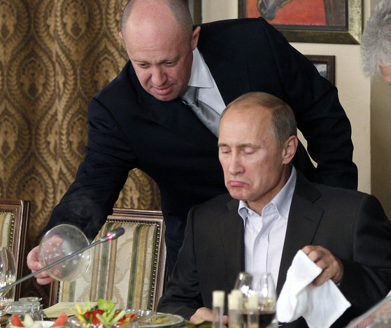 예브게니 프리고진(뒷쪽)과 블라디미르 푸틴 러시아 대통령. AP 연합뉴스