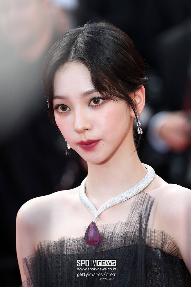 ▲ 칸영화제 레드카펫에 오른 에스파 카리나. ⓒ게티이미지