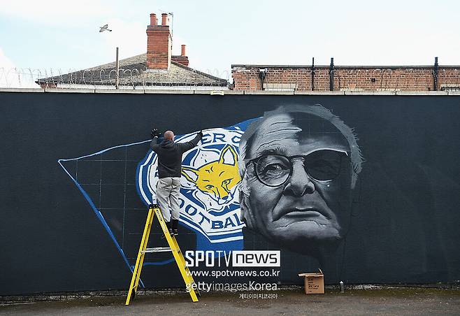 ▲ 우승을 이끌었던 클라우디오 라니에리 감독의 얼굴이 새겨진 벽화(사진 위), 일본 국가대표 공격수 오카자키 신지(사진 가운데)도 우승을 경험했다. 우승 경험의 자본이 된 태국인 부호 비차이 구단주의 면세점 운영 그룹인 '킹 파워'(사진 아래).