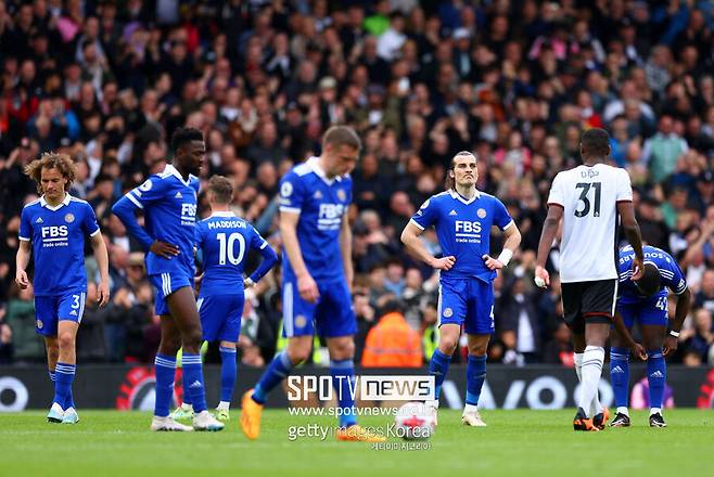 ▲ 풀럼전에서 패한 뒤 고개 숙인 레스터 시티 선수들(사진 위), 챔피언십으로 강등이 된다면 이적 1순위로 꼽히는 제임스 메디슨(사진 가운데), 레스터 시티 관중들은 서서히 현실을 인정하고 있다. 기적만 바랄 뿐이다.