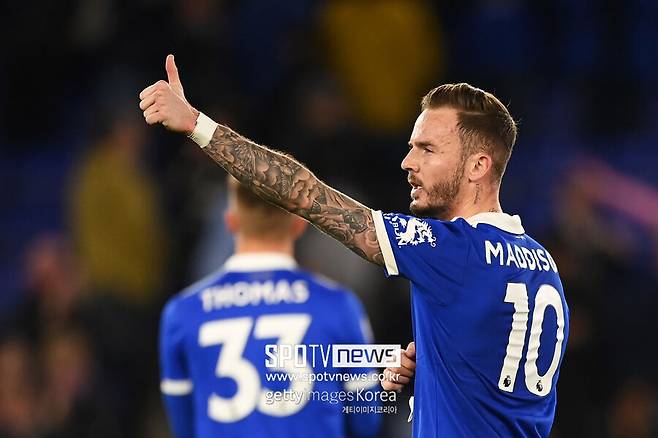 ▲ 풀럼전에서 패한 뒤 고개 숙인 레스터 시티 선수들(사진 위), 챔피언십으로 강등이 된다면 이적 1순위로 꼽히는 제임스 메디슨(사진 가운데), 레스터 시티 관중들은 서서히 현실을 인정하고 있다. 기적만 바랄 뿐이다.