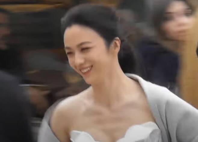 Actor Tang Wei ran through the streets of France in a dress and sneakers.Tang Wei (44) appeared in the movie The Zone of Interest Red Carpet held at the 76th Cannes Film Festival in France on the 19th (local time).Tang Yue was seen running to join Yi Xing in the Red Carpet wearing a rich dress.Tang Wei appeared in a white dress and boasted an elegant appearance. Before standing in Red Carpet in earnest, Tang Wei was wearing sneakers in Dress and ran in sneakers to join Yi Xing.He enjoyed the Khan Film Festival with a bright appearance, such as chatting with the staff next to him.After Red Carpet, Tang Wei appeared in public after dressing in a burgundy dress. He caught the attention of the crowd by showing fluent English skills.Tang Wei attended the Khan Film Festival last year. Tang Wei attended the 75th Cannes Film Festival last year as a movie break up resolution.At this point, Determined to Break Up won the Directors Award.Meanwhile, Tang Wei is a Chinese actor who made his name through the 2007 film Color, System; he is currently active in various fields after obtaining permanent residency in Hong Kong.Through the movie Manchu, Kim Tae-yong and Hyun Bin cooperated with each other and raised their awareness in Korea and won various Best Actress Awards.In 2014, he married Korean director Kim Tae-yong and got a daughter in 2016.Last year, Tang Wei was well received for acting through the movie Decided to Break Up.He won the Best Actress Award for the first time as a foreign actor at the Blue Dragon Film Festival and won the Best Actress Award at the BaekSang Arts Awards.
