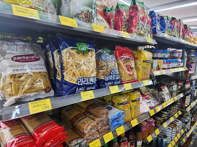 중앙아시아 식재료가 한곳에 인천 함박마을의 한 편의점에서 중앙아시아에서 온 향신료가 진열돼 있다. [촬영 이상서]
