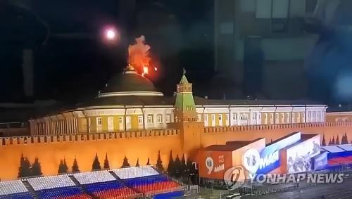 크렘린궁 돔에서 비행체 폭발이 일어나는 모습 영상 캡처  [UPI=연합뉴스, 재판매 및 DB 금지]