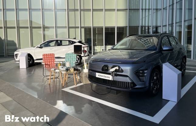 속초 롯데리조트 정문에 전시된 디 올 뉴 코나 일렉트릭./사진=정민주기자