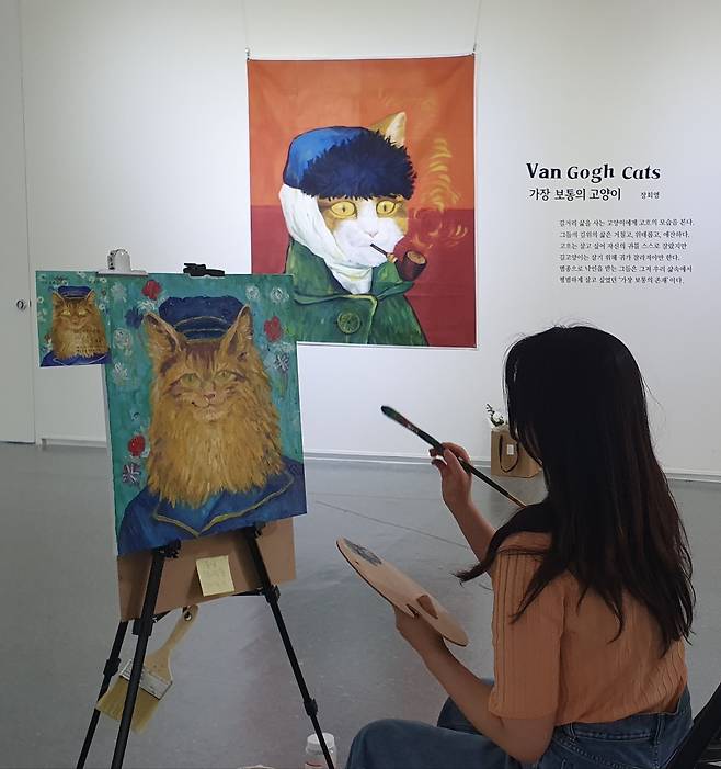 장회영 작가의 개인전, “Van Gogh Cats” 전시장에 설치된 포토존