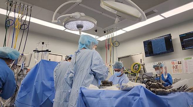 인천세종병원 의료진이 리유저블 가운을 입고 수술하는 모습.  출처 세종병원 제공