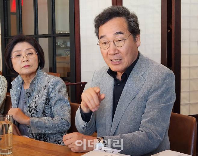 이낙연 전 국무총리가 25일(현지시간) 미국 뉴저지주 포트리의 한 식당에서 뉴욕특파원단과 만나 발언하고 있다. (사진=뉴욕특파원단)