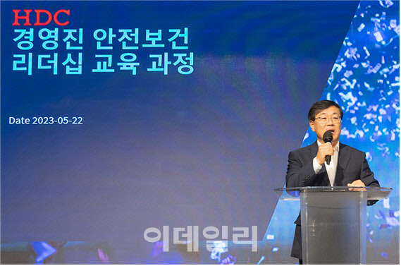 김회언 HDC현대산업개발 대표이사가 지난 22일 경영진과 본사 팀장급 임직원 60여 명을 대상으로 안전보건 리더십 교육에서 발언을 하고 있다. (사진=HDC현대산업개발)