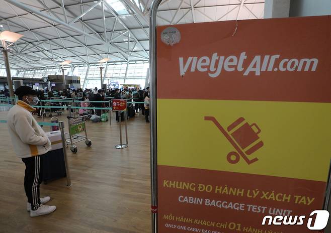 5일 오후 인천국제공항 1터미널에서 비엣젯항공 탑승객들이 출국 준비를 하고 있다. 2020.3.5/뉴스1 ⓒ News1 신웅수 기자
