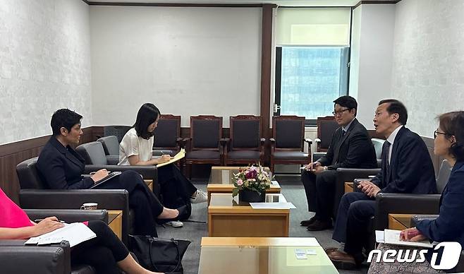 티라나 하산 휴먼라이츠워치(HRW) 대표가 26일 김기웅 통일부 차관을 예방했다. (통일부)