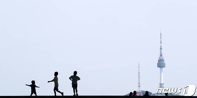26일 서울 용산구 국립중앙박물관을 찾은 시민들이 파란 하늘 밑에서 휴식을 취하고 있다. 2023.5.36/뉴스1 ⓒ News1 이동해 기자