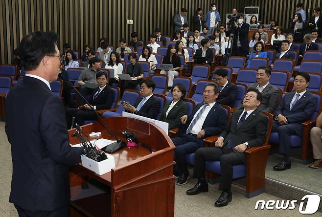 이재명 더불어민주당 대표와 최고위원 등이 25일 서울 여의도 국회에서 열린 의원총회에서 박광온 원내대표의 발언을 듣고 있다. 2023.5.25/뉴스1 ⓒ News1 송원영 기자