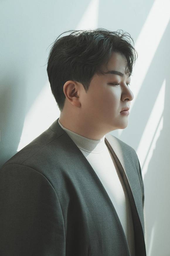 허각이 지난달 발표한 '물론'으로 많은 사랑을 받고 있다. 걸그룹이 점령한 음원차트 톱10에서 유일한 남성 솔로 가수다. /빅플래닛메이드엔터 제공