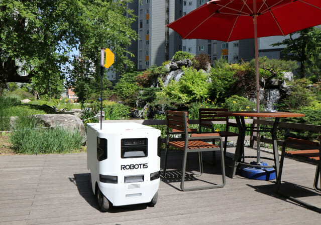 로보티즈 자율주행로봇 '개미'가 티하우스에 음료를 배송하고 있다. (사진=로보티즈)
