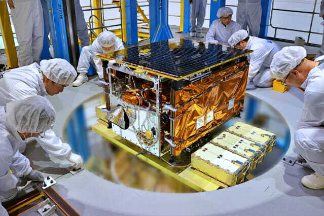 나로우주센터 위성보관동에서 누리호 3단에 탑재위성이 장착되고 있다. (사진=항우연)
