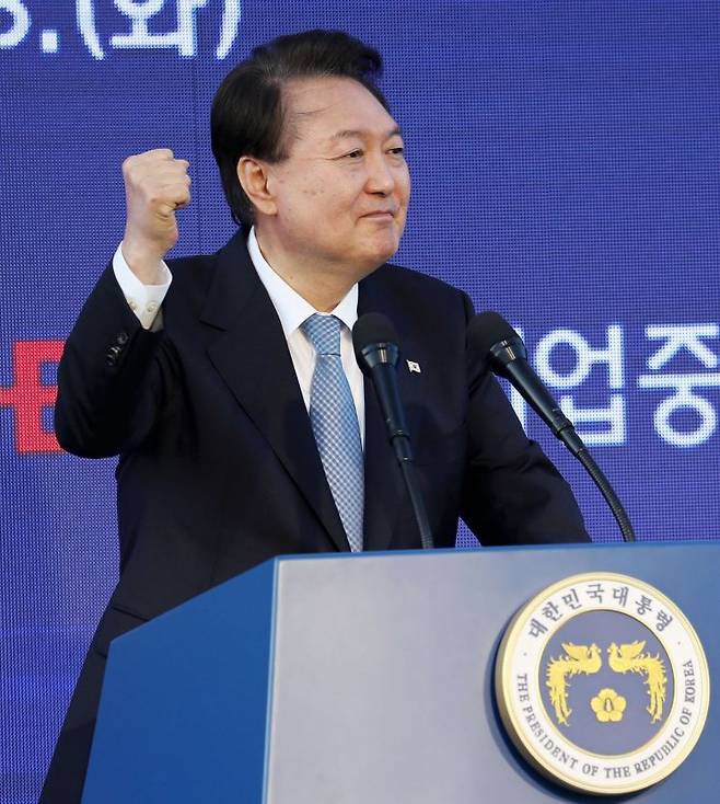 윤석열 대통령이 23일 서울 용산 대통령실 잔디마당에서 열린 '2023 대한민국 중소기업인대회'에서 격려사를 마친 뒤 주먹을 쥐고있다. [이미지출처=연합뉴스]